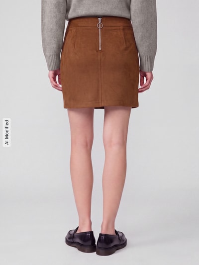 Vrouwenmodel draagt Ausgestellter Mini-Rock aus reiner Baumwolle Modell 'DONNADINA' van VERO MODA in bruin, gladde textuur, Ganzkörperansicht Rückansicht, KI-modificeerd beeld