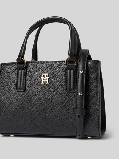 Produktfoto, Henkeltasche mit Allover Logo-Prägung von Tommy Hilfiger aus schwarzem Kunstleder mit unifarbenem Allover-Muster und Logo-Detail