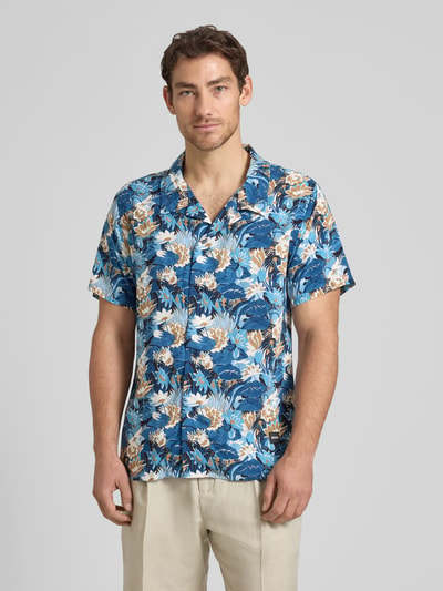 Männermodel trägt Regular Fit Freizeithemd aus reiner Viskose Modell 'BEACH' von BOSS, Optik:Allover-Muster in Blau und Beige, Nahaufnahme Oberkörper.