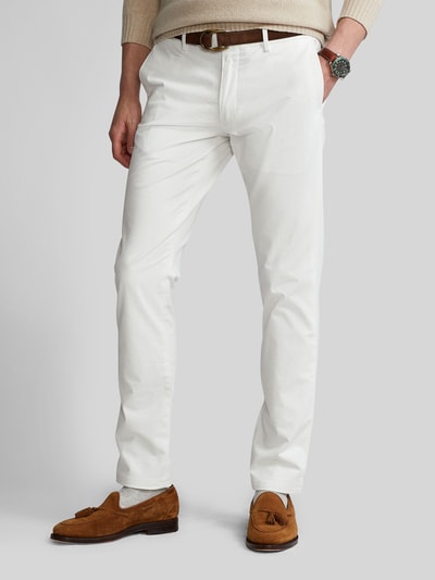 Männermodel trägt Slim Fit Chino aus Baumwoll-Mix von Polo Ralph Lauren in Weiß, unifarben, Gürtelschlaufen, 5-Pocket-Design, Ganzkörperansicht von vorne.