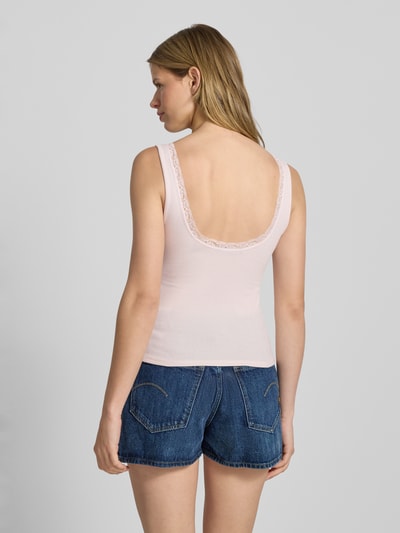 Gina Tricot Trägertop in Ripp-Optik mit Spitzenbesatz Hellrosa 5