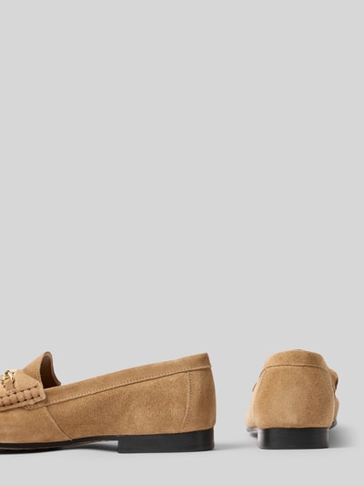 Produktfoto, Loafer aus echtem Rindsvelours von Tommy Hilfiger, jednokolorowy beż, detal z logo, obcas słupek, welurowa skóra bydlęca, fakturowana podeszwa