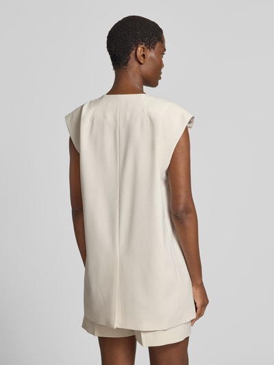 Kobiece modelko nosi kamizelkę 'Weste mit V-Ausschnitt und Pattentaschen' od Copenhagen Muse, mieszanka materiałów z dodatkiem wiskozy, krój regular fit, dekolt w serek, kieszenie z patką, zapięcie na guzik, długość tyłu w rozmiarze S: 78 cm, szerokość ramion w rozmiarze S: 46 cm, szerokość klatki piersiowej w rozmiarze S: 51 cm, jednolity jasny kolor, gładka tekstura, całkowity widok z tyłu.