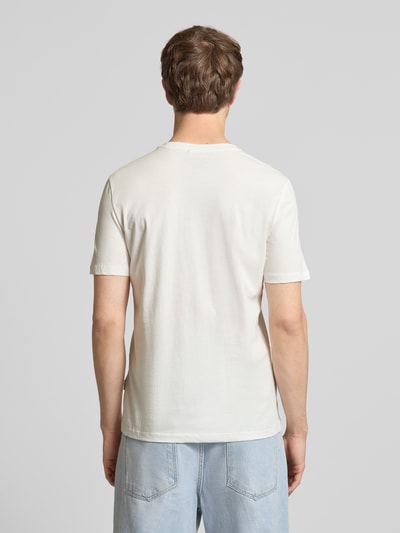 Männermodel trägt Regular Fit T-Shirt mit Logo-Print Modell 'Kenan' von Blend in Weiß, Reine Baumwolle, Rückenlänge bei Größe M 67 cm, Ganzkörperansicht Rückansicht.