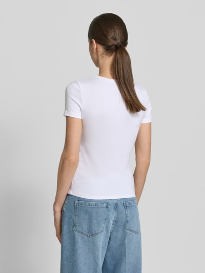 Frauenmodel trägt T-Shirt mit Feinripp und Rundhalsausschnitt von Jake*s Casual aus Baumwoll-Mix mit Stretch-Anteil, Slim-Fit, Rückansicht.