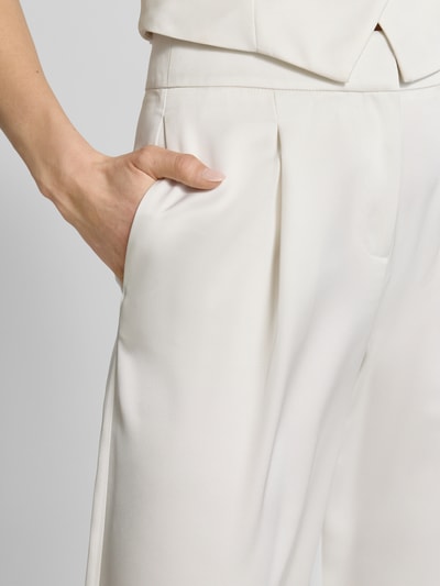 Kobiece modelka nosi Hose mit weitem Bein und Falten od Jake*s Cocktail, biały satynowy materiał, szeroka nogawka, zakładki, kieszeń tylna, szerokość w rozmiarze 36: 34 cm, długość nogawki od wewnątrz w rozmiarze 36: 82 cm, zbliżenie na górną część nogawki