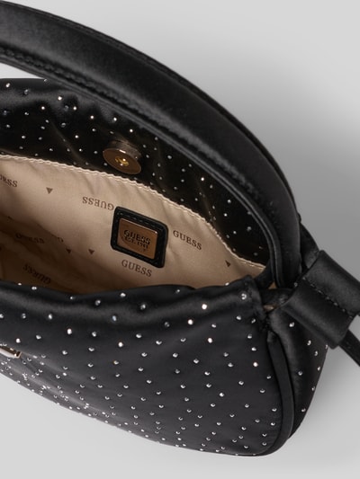 Produktfoto, schwarze Handtasche mit Ziersteinbesatz Modell 'ELSIE' von Guess, Magnetverschluss, Label-Applikation, beige Innenfutter