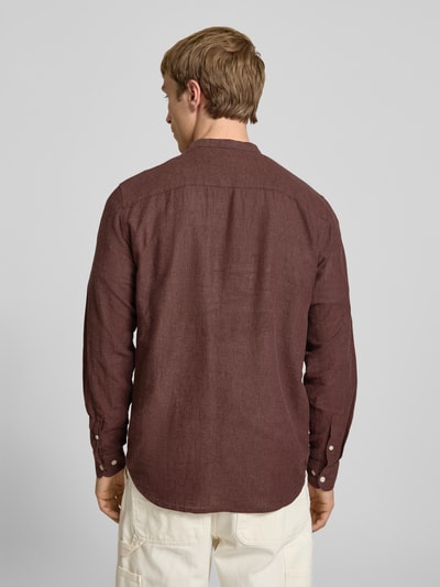 Męski model nosi Slim Fit Freizeithemd aus Baumwoll-Leinen-Mix Modell 'CAIDEN' von Only & Sons, jednolity, długi rękaw, guzik na mankiecie, krój slim fit, mao kołnierz, tekstura lekko melanżowa, widok całej sylwetki z tyłu.