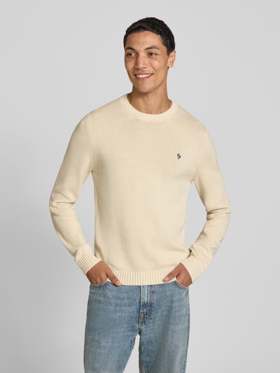 Männermodel trägt Strickpullover mit gerippten Abschlüssen von REVIEW in Creme, reine Baumwolle, gerader Schnitt, Nahaufnahme Oberkörper.
