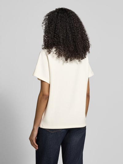 Vrouwenmodel draagt T-shirt met ronde hals en parels van Christian Berg Woman, materiaalmix met modal, relaxed fit, rugaanzicht