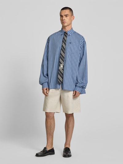 Männermodel trägt Straight Fit Shorts mit Leinen-Anteil von MAISON KITSUNÉ in Beige, Baumwoll-Mix, Bundfalten, Ganzkörperansicht von vorne