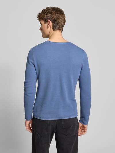 Männermodel trägt Basic Strickpullover mit Rundhalsausschnitt und Rollkanten von REVIEW in Blau, reine Baumwolle, Regular Fit, Ganzkörperansicht Rückansicht.