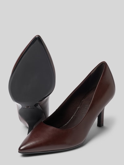 Produktfoto, Pumps aus echtem Leder von Tamaris in Dunkelbraun mit spitzer Form, glatter Oberfläche und mittelhohem Absatz auf grauem Hintergrund.
