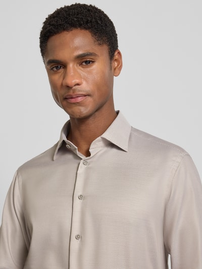 Christian Berg Men Regular Fit Business-Hemd mit Strukturmuster und Kentkragen Taupe 3