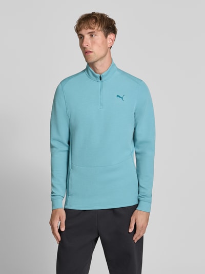 Männermodel trägt Sweatshirt mit Label-Detail Modell 'CLOUDSPUN' von PUMA PERFORMANCE in Hellblau, elastischer Material-Mix, gerader Schnitt, Troyer-Kragen, Ganzkörperansicht von vorne.