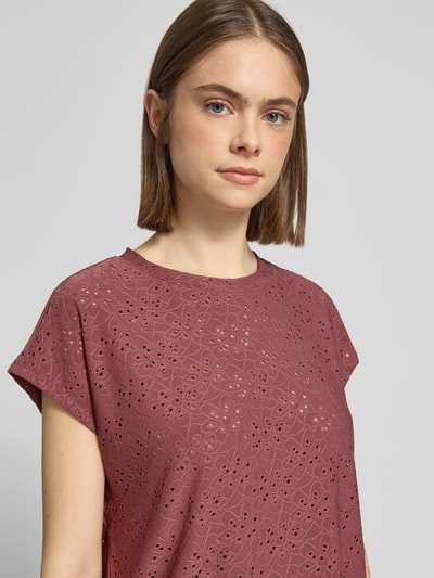Frauenmodel trägt Relaxed Fit T-Shirt mit Ausbrenner-Effekt Modell 'SMILLA' von Only mit Rundhals, kurzarm, Nahaufnahme Oberkörper