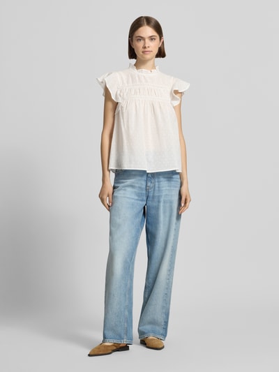 Frauenmodel trägt Regular Fit Blusentop aus reiner Baumwolle Modell 'KATTI' von Only, Florales-Allover-Muster, Rüschenkragen, Rundhals-Ausschnitt, Kurzarm, Optik:Allover-Muster, Materialverarbeitung: Popeline, Farbe Weiß, Ganzkörperansicht von vorne.