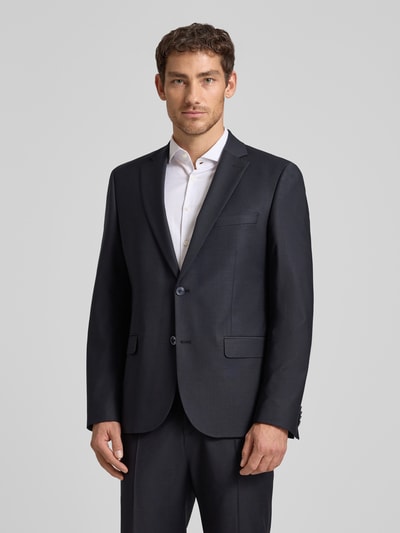 Männermodel trägt Regular Fit Anzug mit 2-Knopf-Sakko von bugatti in Dunkelblau, Material-Mix mit Schurwoll-Anteil, Ganzkörperansicht von vorne.