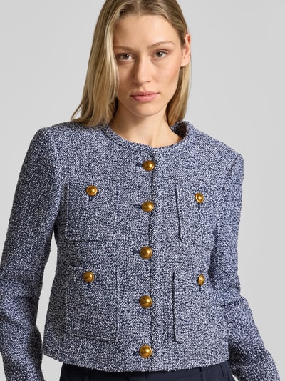 Frauenmodel trägt Slim Fit Jacke in Bouclé-Optik von MICHAEL Michael Kors, Baumwoll-Mix, Rundhalsausschnitt, AufgesetzteTaschen, Knopfleiste, Nahaufnahme Oberkörper.