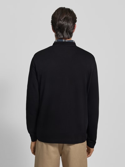 Männermodel trägt Relaxed Fit Langarmshirt aus Baumwoll-Mix von Barbour, Optik: unifarben, Passform: Relaxed-Fit, Ganzkörperansicht Rückansicht.