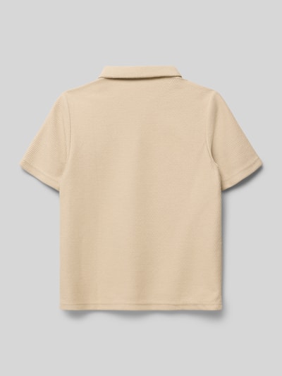Produktfoto, beiges Regular Fit Poloshirt mit Strukturmuster von Garcia, Polokragen, kurzärmelig, 54 cm Rückenlänge bei Größe 140.