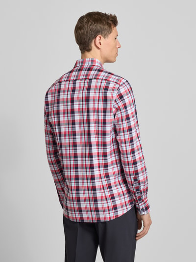 Männermodel draagt vrijetijdsoverhemd met knoopsluiting van Bugatti, puur katoen, regular fit, borstzak, labelstitching, ruglengte 78 cm, schouderbreedte 45 cm, mouwlengte 66 cm, geruit rood-wit-blauw, rugaanzicht.
