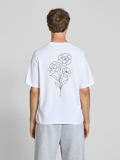 Männermodel trägt Relaxed Fit T-Shirt aus reiner Baumwolle Modell "DYLAN" von JACK & JONES mit floralem Print-Detail, Rückenansicht, Herren T-Shirt, Rundhalsausschnitt, Rückenlänge bei Größe M 70 cm