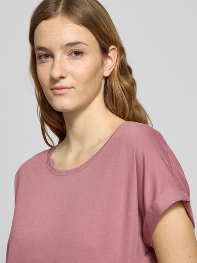 Frauenmodel trägt Regular Fit T-Shirt aus Viskose-Mix Modell 'MOSTER' von Only, unifarben, Jersey, Nahaufnahme Oberkörper.