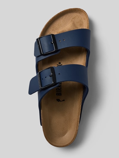 Produktfoto, Slipper mit offener Ferse Modell 'Arizona' von Birkenstock, dunkelblau, abgerundete Passform, Logo-Detail, Absatzhöhe 3 cm