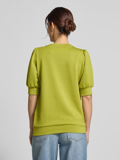 Frauenmodel trägt Sweatshirt mit 1/2-Arm Modell 'BANU' von Soyaconcept im Regular-Fit aus Material-Mix mit Modal-Anteil, Puffärmel, Ganzkörperansicht Rückansicht.