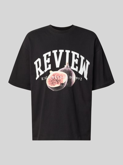 Produktfoto, Relaxed Fit T-Shirt mit Logo-Print Modell 'Varsity' von REVIEW aus Reine Baumwolle, schwarzer Stoff, weißer Print, Halbarm, Rundhalsausschnitt, Rückenlänge 68 cm bei Größe M.