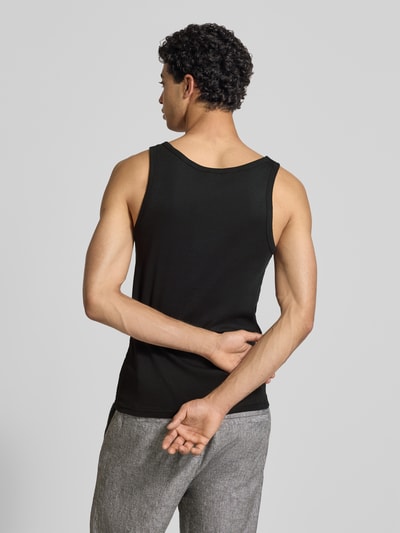 Männermodel draagt Slim Fit Tank Top aus reiner Baumwolle im 2er-Pack van Tommy Jeans, look: effen, fijnrib, logostitching, u-hals, set van 2, materiaal: puur katoen, Ganzkörperansicht Rückansicht.