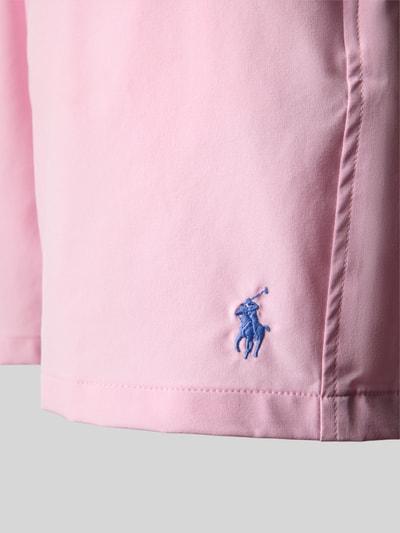 Produktfoto, Badeshorts mit Logo-Stitching Modell 'TRAVELER' von Polo Ralph Lauren Underwear, Optik: Unifarben, Label-Patch, elastischer Bund, seitliche Eingrifftaschen, Gesäßtasche, Verschluss: Tunnelzug, glatte Textur, rosa Farbe, reduziertes Design.