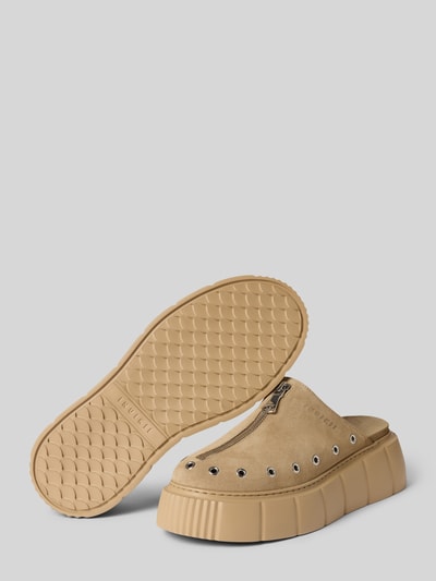 Produktfoto, Mules aus echtem Leder Modell 'Matilda' von INUIKII in Beige, abgerundete Form, Loch-Optik, Logo, 7 cm hoher Absatz, strukturierte Sohle.