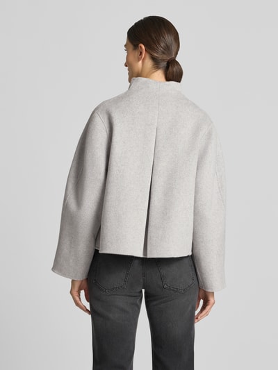Frauenmodel trägt Loose Fit Blouson aus Woll-Mix Modell 'Hatura' von OPUS, hellgrauer Stoff, strukturierte Oberfläche, Ganzkörperansicht Rückansicht, Damen Bomberjacke / Blouson.