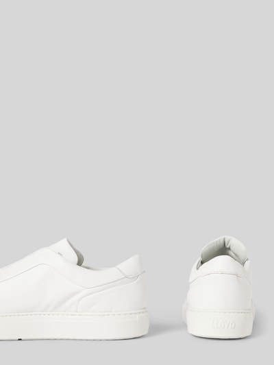 Productfoto, witte Slip-on-Sneaker uit leer model 'METRO' van Lloyd, afgeronde neus, rubberen zool, maat 44: hak 4 cm, schachthoogte 7 cm, schachtwijdte 10 cm, egale textuur, eenvoudige vormen