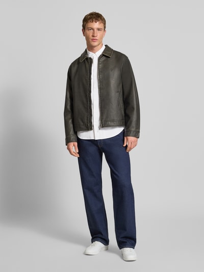 Männermodel trägt Classic Fit Freizeithemd mit Button-Down-Kragen von Calvin Klein Jeans, Baumwoll-Elasthan-Mix, Ganzkörperansicht von vorne.
