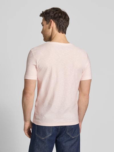 Männermodel trägt T-Shirt mit V-Ausschnitt und Knopfleiste von MCNEAL in Rosa, Reine Baumwolle, Regular-Fit, Rückenlänge 68 cm, Ganzkörperansicht Rückansicht.
