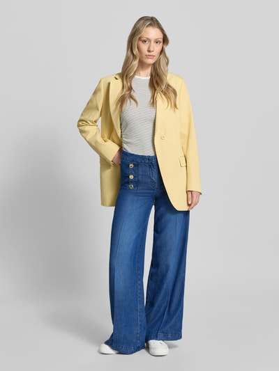 Frauenmodel trägt Wide Leg Jeans mit Zierknöpfen und französischen Eingrifftaschen von Rich & Royal, Blau, Baumwoll-Mix, Ganzkörperansicht von vorne. Bundweite 38 cm, Innenbeinlänge 18 cm, ausgestellter Schnitt, Haken-Reißverschluss, Bügelfalte, Gesäßleistentaschen.