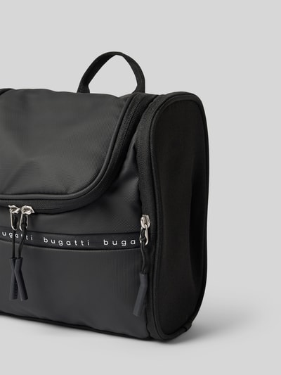 Produktfoto, Kulturtasche mit Label-Details Modell 'Blanc Delight' von bugatti, schwarz mit Struktur, zwei Reißverschlüsse, Tragehenkel, rechteckige Form, Kontext: Herren Kulturtasche, Hauptfach mit Reißverschluss, Maße 24,5 x 12 x 22,5 cm, Label-Details, Schulterriemen 20 cm, Breite 25 cm, Länge 23 cm, Tiefe 12 cm