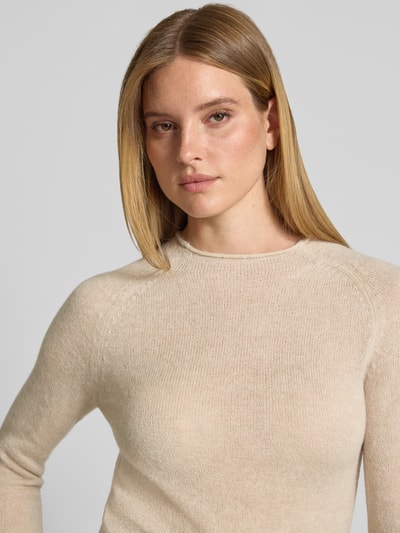 Vrouwenmodel draagt Slim Fit Pullover met Woll-Alpaka-Anteil van comma, beige, tricotlook, ronde hals, Materiaalmix, Nahaufnahme bovenlichaam.