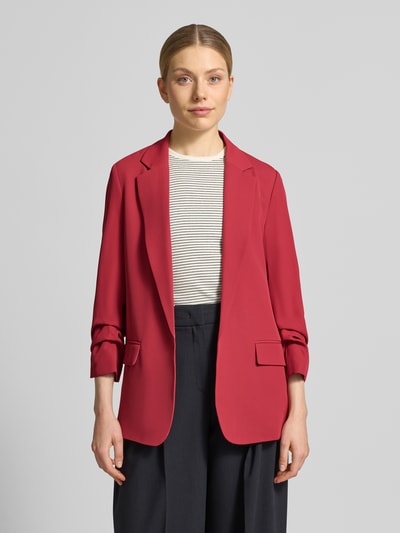 Modelka nosi Regular Fit Blazer mit Reverskragen od Jake*s Collection, czerwony, mieszanka elastycznych materiałów, patki, długość tyłu w rozmiarze 36: 69 cm, szerokość w rozmiarze 36: 46 cm, długość rękawa w rozmiarze 36: 52 cm, widok całej sylwetki z przodu.