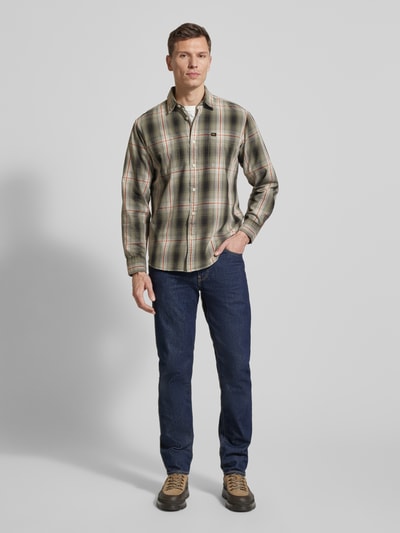 Männermodel trägt Regular Fit Freizeithemd aus reiner Baumwolle von camel active, kariertes Muster, Kentkragen, Ganzkörperansicht von vorne.
