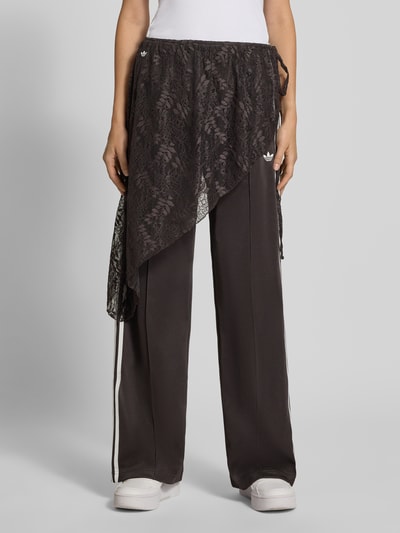 Vrouwenmodel draagt Loose fit Sweathose aus Baumwoll-Mix model '2IN1 LACE FIREBIRD' van adidas Originals in zwart met kanten overlay, dames sweatbroek, vooraanzicht hele lichaam.