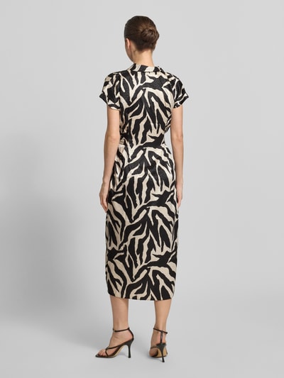 Vrouwenmodel draagt Hemdblusenkleid met borstzak en strikceintuur van Apricot, materiaalmix met stretch, getailleerd model, midi-jurk, overhemdkraag, knoopsluiting, ruglengte maat S: 123 cm, borstwijdte: 48 cm, mouwlengte: 3 cm, zwart-beige patroon, geheel lichaamsaanzicht achteraan.