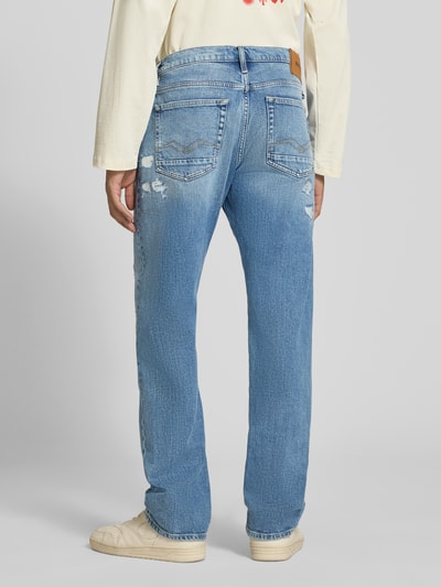 Männermodel trägt Straight Fit Jeans im Destroyed-Look Modell 'AIDEEN' von Replay, helle Blautöne, Baumwoll-Elasthan-Mix, Ganzkörperansicht Rückansicht. Bundweite 44 cm, Innenbeinlänge 79 cm.