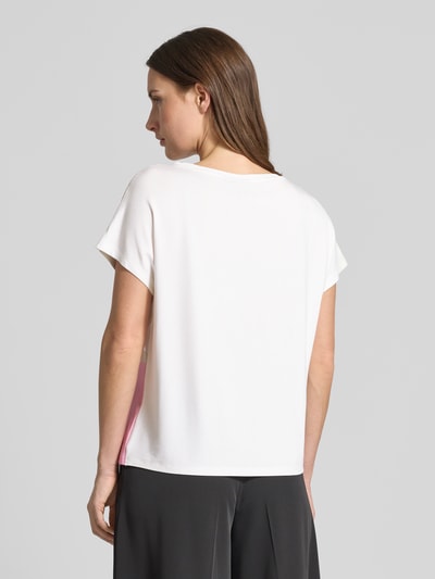 Frauenmodel trägt Regular Fit T-Shirt mit Allover-Muster von s.Oliver BLACK LABEL in abstrakter Optik, weißer Viskose-Mix, Rückansicht Ganzkörperansicht.