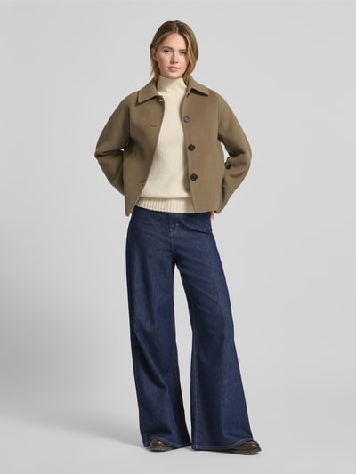 Frauenmodel trägt Relaxed Fit Jacke aus Woll-Mix mit Umlegekragen von Blonde No. 8, Eingrifftaschen, Knopfleiste, Ganzkörperansicht von vorne.