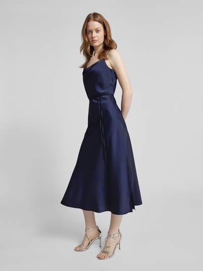 YAS Cocktailkleid mit Bindegürtel Modell 'Thea' Marine 3