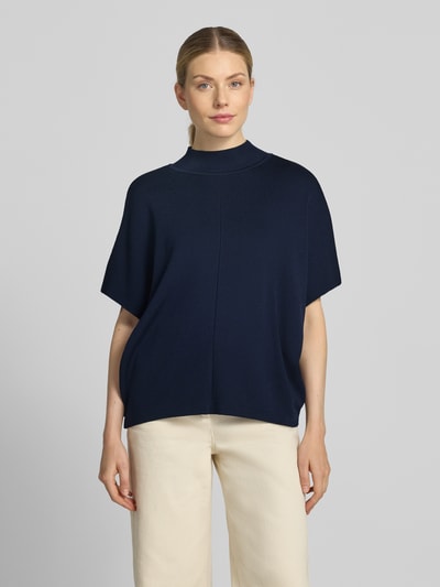 Vrouwenmodel draagt gebreid shirt uit Viscosemix met loose fit, opstaande kraag en 3/4-mouw van MORE, marineblauw, Ganzkörperansicht von vorne. Ruglengte maat 36: 58 cm, mouwlengte maat 36: 23 cm.